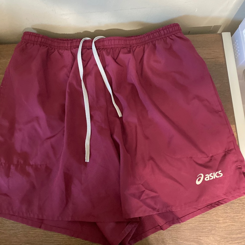 OASICS SHORT BURGUNDY COLOR